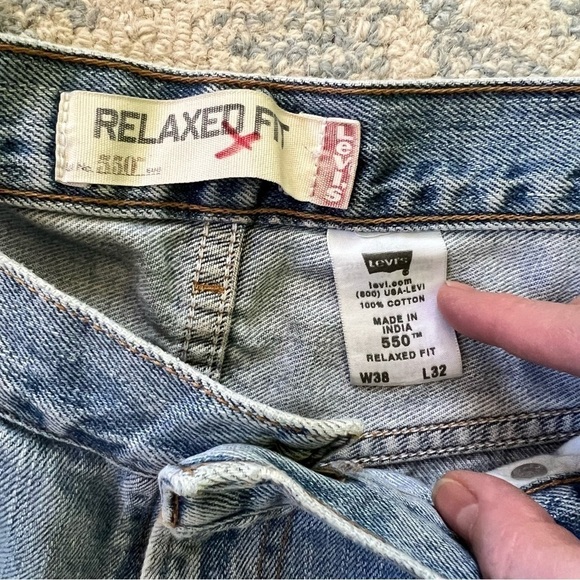 LEVI’S VINTAGE 550 DISTRESSED RELAXED FIT JEAN SHORTS SIZE 14 - Picture 4 of 7